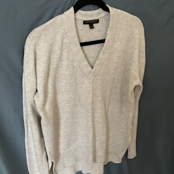 Banana Republic- Grayish/Whitish V-neck High/Low sweater- oversized- S - Picture 10 of 16